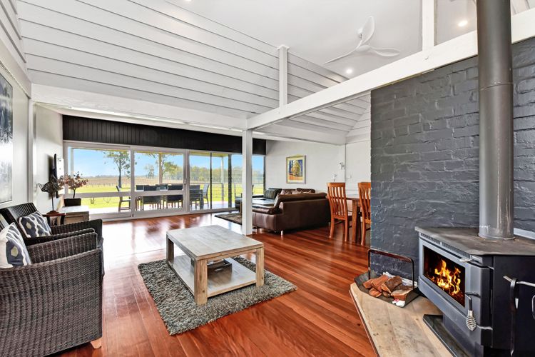 Luxe! Chic Comfort: Relax in Our Stylish Living Room