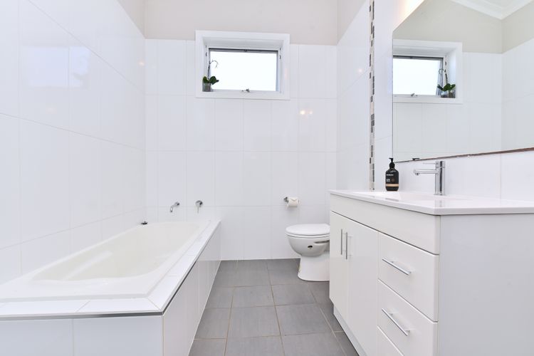 Lakehouse at Fishing Point – Absolute Waterfront & Pool