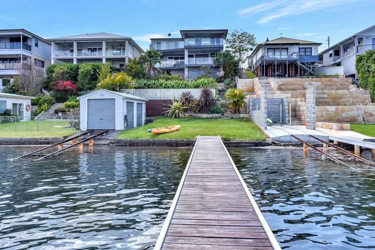 Lakehouse at Fishing Point – Absolute Waterfront & Pool