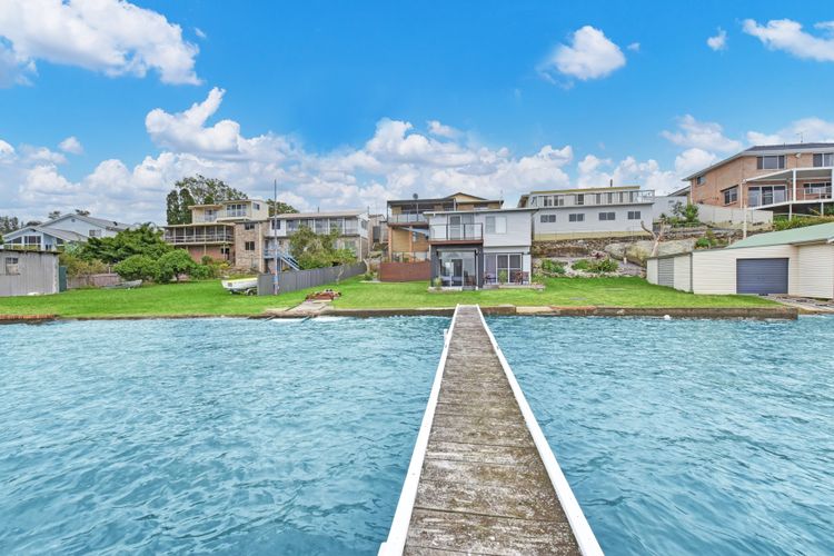 The Boat House – Absolute Waterfront 3br + Jetty
