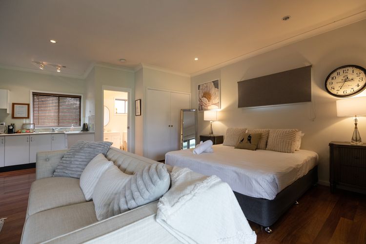 Gartelmann Studio @ Gartelmanns Wines walk to The Deck Cafe + Wine tasting