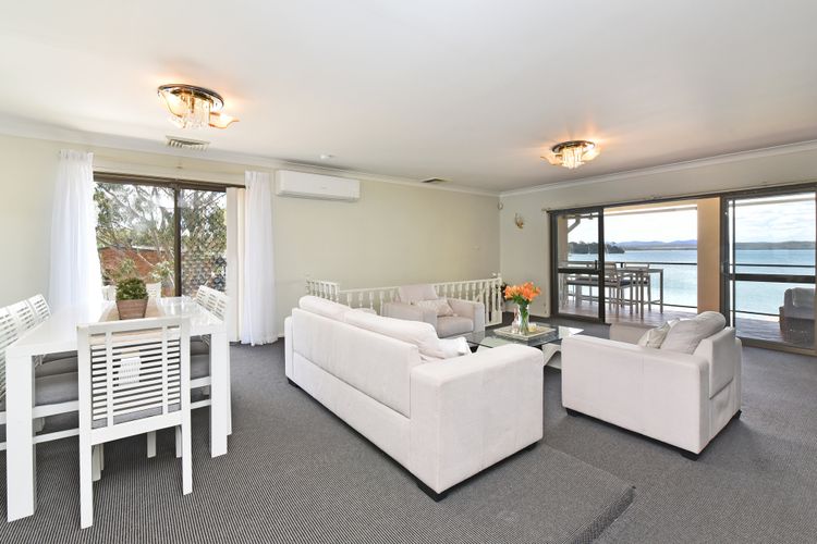 Baywatch Waterfront Lake Retreat with Private Jetty at Silverwater Lake Macqaurie