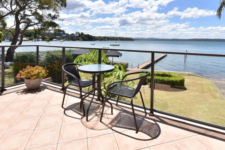 Baywatch Waterfront Lake Retreat with Private Jetty at Silverwater Lake Macqaurie