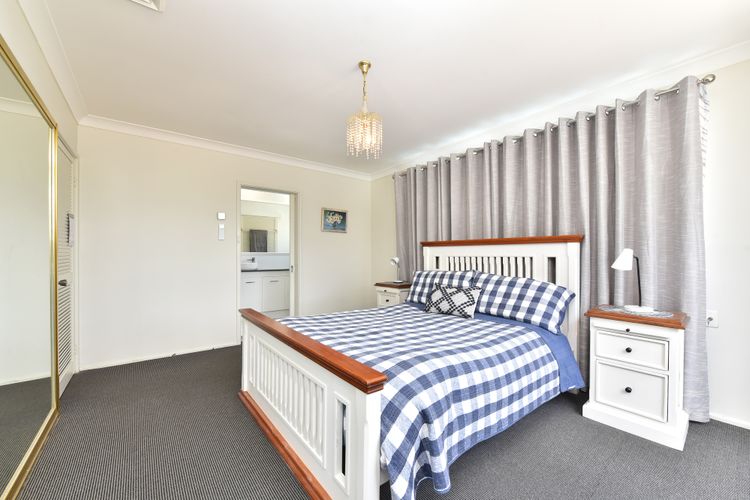 Baywatch Waterfront Lake Retreat with Private Jetty at Silverwater Lake Macqaurie