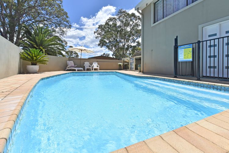 Baywatch Waterfront Lake Retreat with Private Jetty at Silverwater Lake Macqaurie