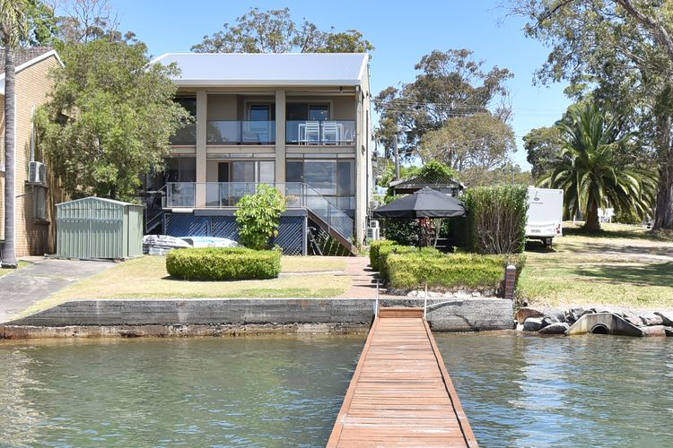 Baywatch Waterfront Lake Retreat with Private Jetty at Silverwater Lake Macqaurie