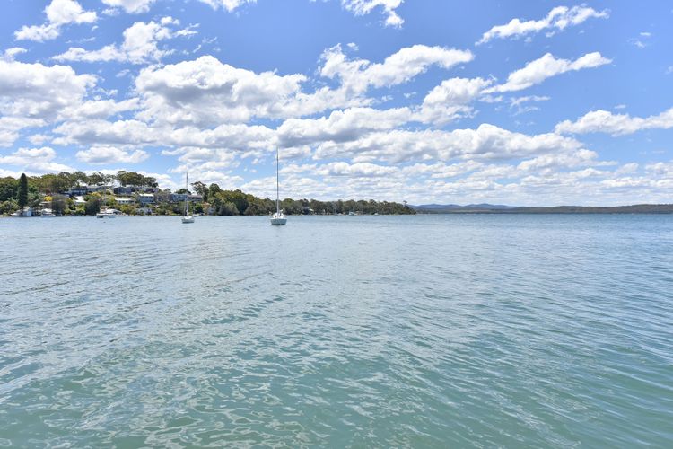 Baywatch Waterfront Lake Retreat with Private Jetty at Silverwater Lake Macqaurie