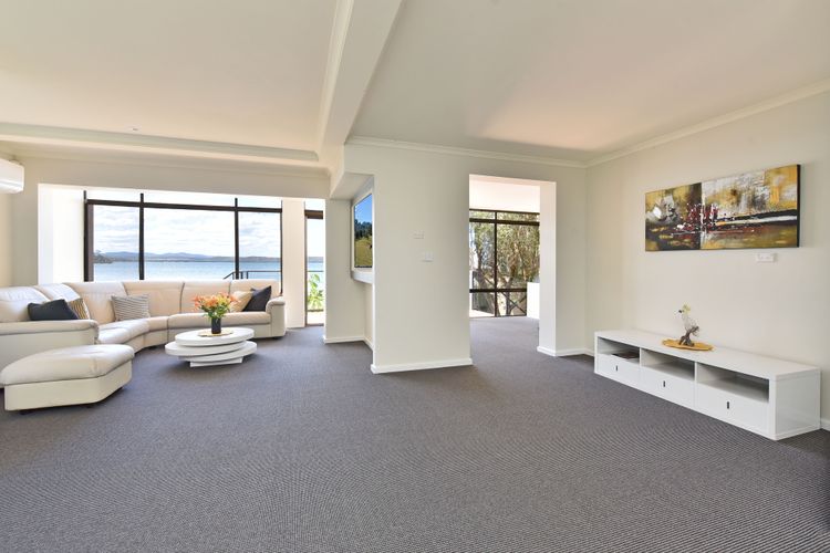 Baywatch Waterfront Lake Retreat with Private Jetty at Silverwater Lake Macqaurie