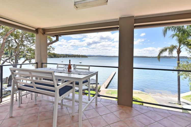 Baywatch Waterfront Lake Retreat with Private Jetty at Silverwater Lake Macqaurie