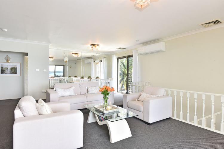 Baywatch Waterfront Lake Retreat with Private Jetty at Silverwater Lake Macqaurie