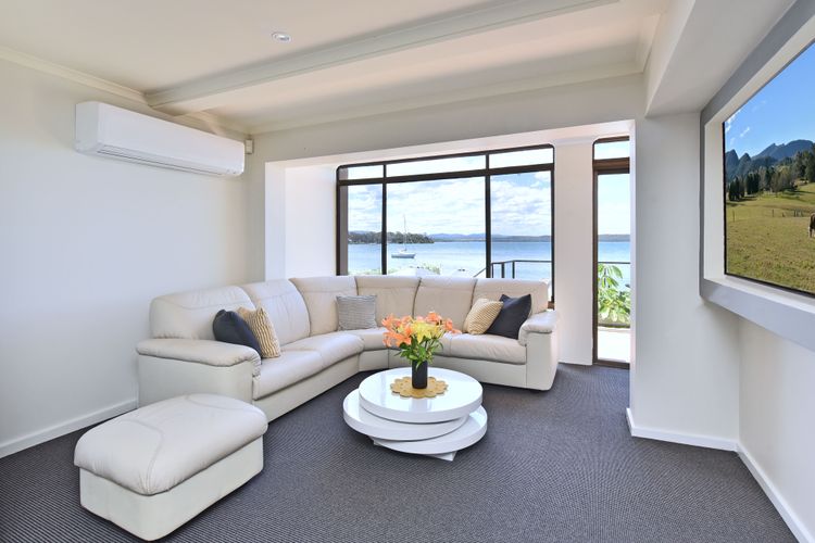 Baywatch Waterfront Lake Retreat with Private Jetty at Silverwater Lake Macqaurie