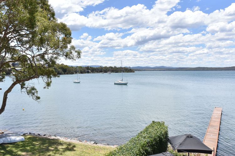 Baywatch Waterfront Lake Retreat with Private Jetty at Silverwater Lake Macqaurie