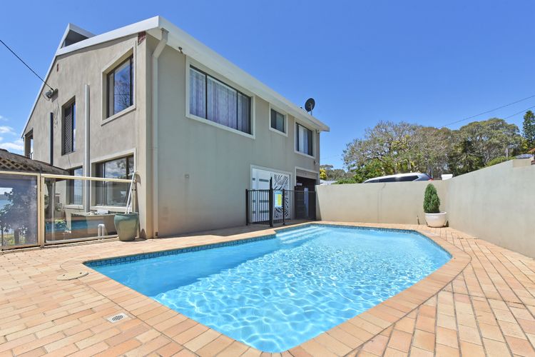 Baywatch Waterfront Lake Retreat with Private Jetty at Silverwater Lake Macqaurie