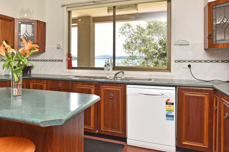 Baywatch Waterfront Lake Retreat with Private Jetty at Silverwater Lake Macqaurie