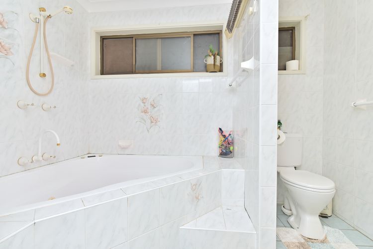 Baywatch Waterfront Lake Retreat with Private Jetty at Silverwater Lake Macqaurie