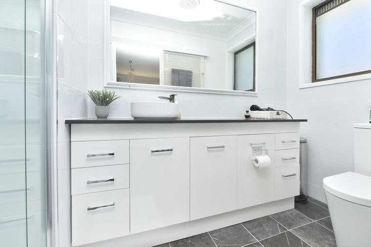 Baywatch Waterfront Lake Retreat with Private Jetty at Silverwater Lake Macqaurie