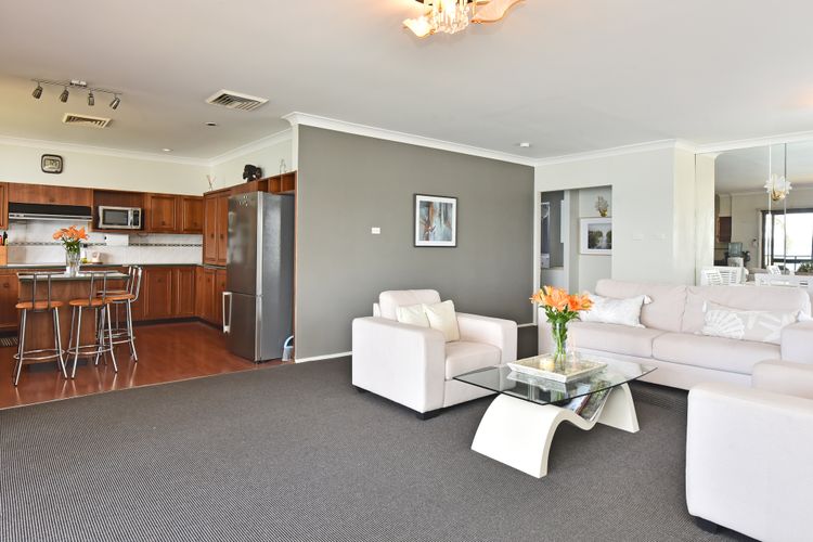 Baywatch Waterfront Lake Retreat with Private Jetty at Silverwater Lake Macqaurie