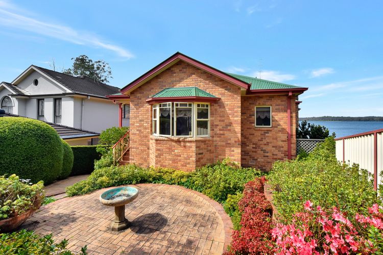 Sunshine Lake Views – Absolute Waterfront