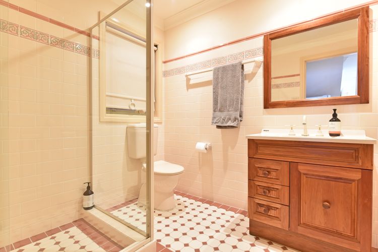 Sunshine Lake Views – Absolute Waterfront