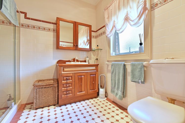 Sunshine Lake Views – Absolute Waterfront