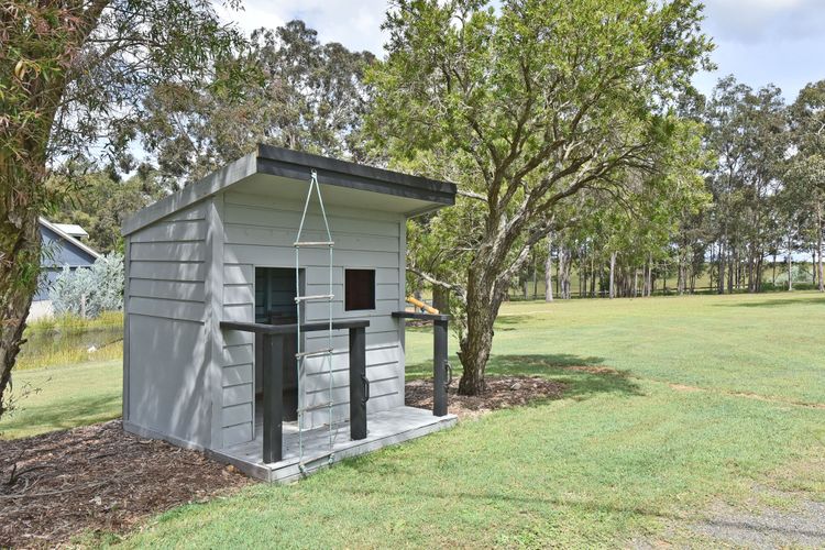 Palmers Lane Vineyard Estate and Retreat with Pool offers a large 6br home and 2br cottage