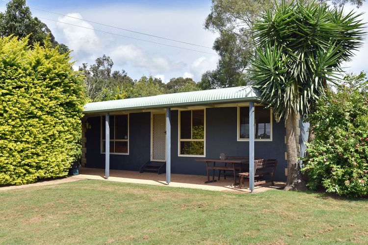 Palmers Lane Vineyard Estate and Retreat with Pool offers a large 6br home and 2br cottage