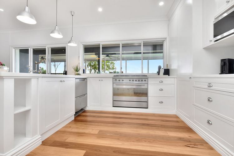 Palmers Lane Vineyard Estate and Retreat with Pool offers a large 6br home and 2br cottage