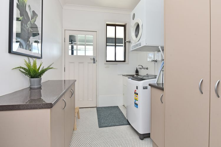 Palmers Lane Vineyard Estate and Retreat with Pool offers a large 6br home and 2br cottage