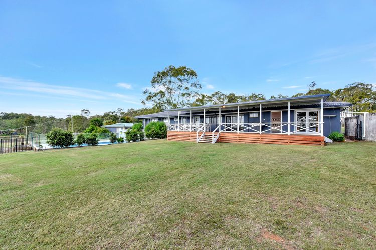 Palmers Lane Vineyard Estate and Retreat with Pool offers a large 6br home and 2br cottage