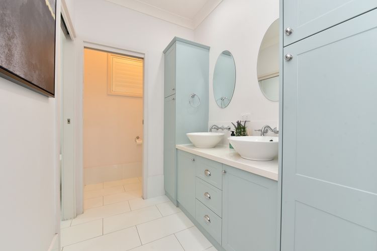 Palmers Lane Vineyard Estate and Retreat with Pool offers a large 6br home and 2br cottage