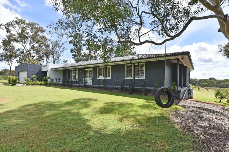 Palmers Lane Vineyard Estate and Retreat with Pool offers a large 6br home and 2br cottage