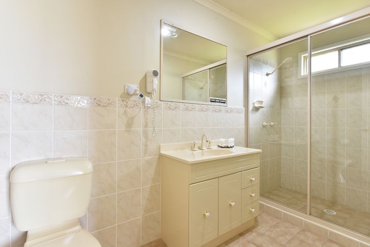 Palmers Lane Vineyard Estate and Retreat with Pool offers a large 6br home and 2br cottage