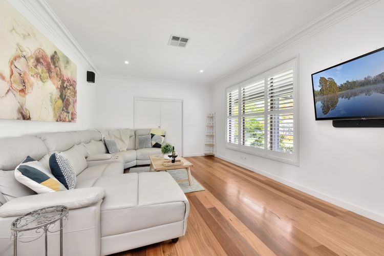 Palmers Lane Vineyard Estate and Retreat with Pool offers a large 6br home and 2br cottage