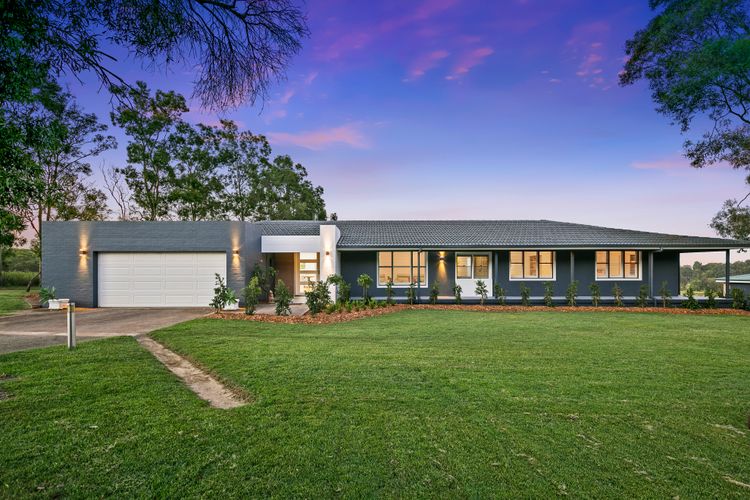 Palmers Lane Vineyard Estate and Retreat with Pool offers a large 6br home and 2br cottage