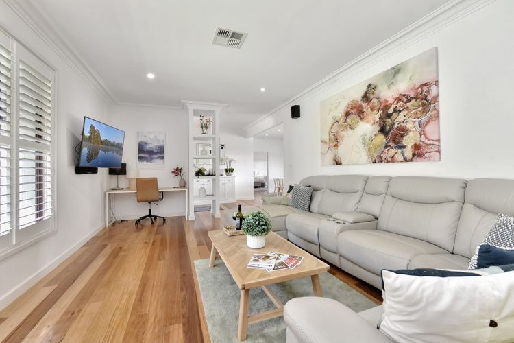 Palmers Lane Vineyard Estate and Retreat with Pool offers a large 6br home and 2br cottage