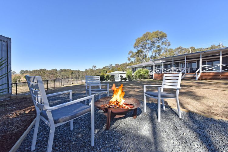 Palmers Lane Vineyard Estate and Retreat with Pool offers a large 6br home and 2br cottage