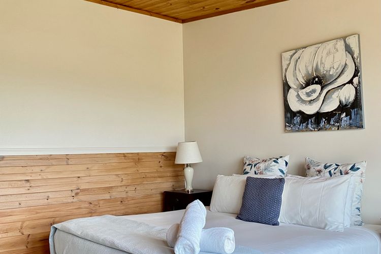 Elegant Comfort: Stylish Queen Bedroom Haven Awaits