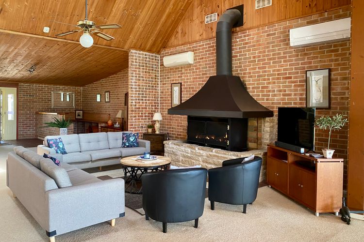 Lounge in Luxury: Elegant Living Room for Sophisticated Comfort