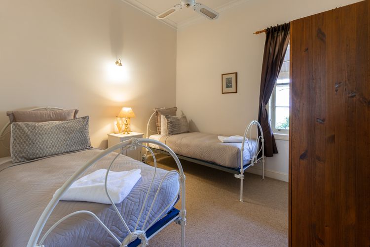 OMG! vintage twin beds with Fan 