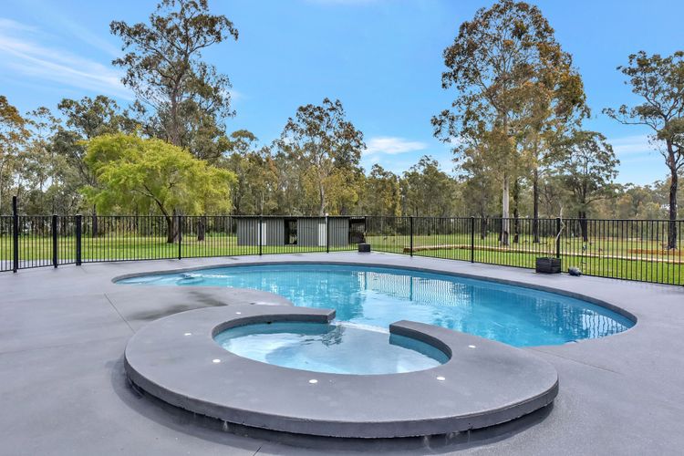 Kitchener Country Estate with Pool Hot Tub on private acres that sleeps up to 18