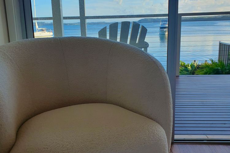 Kabine Waterfront Lakehouse in Sunshine