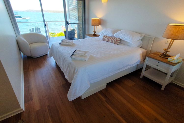 Kabine Waterfront Lakehouse in Sunshine