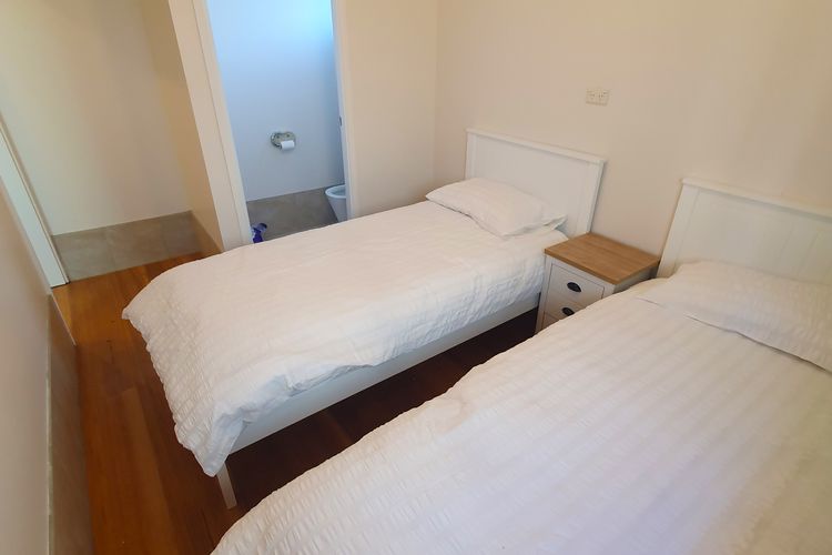 Kabine Waterfront Lakehouse in Sunshine