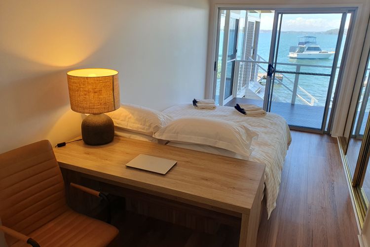 Kabine Waterfront Lakehouse in Sunshine