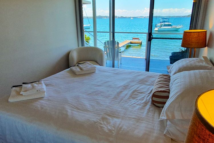 Kabine Waterfront Lakehouse in Sunshine