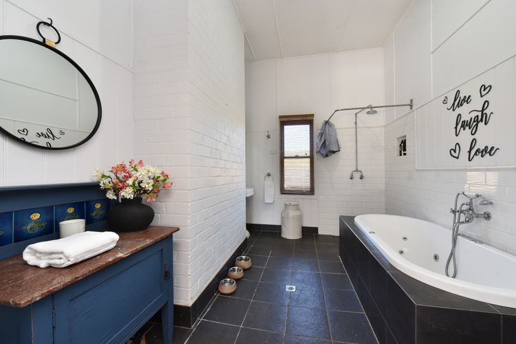 Stunning bathroom to relax and enjoy yourself 