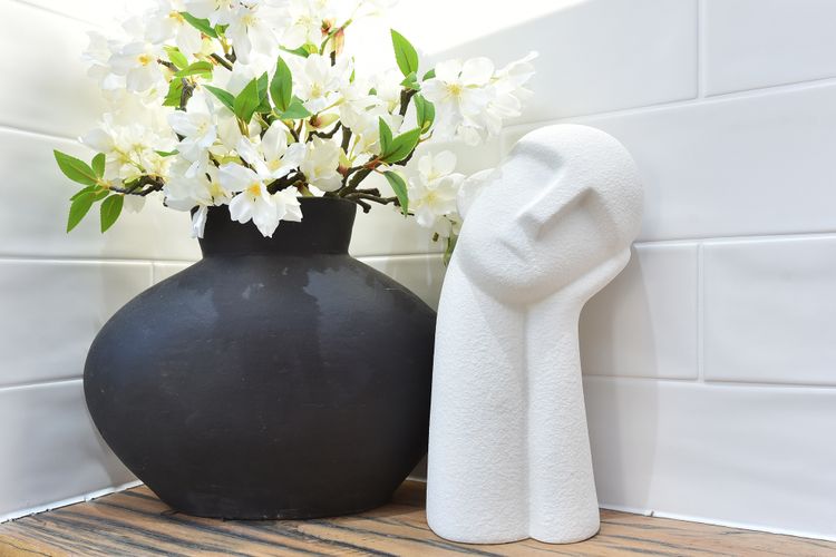 Amazing ornaments & flower decoration to add style to the property  