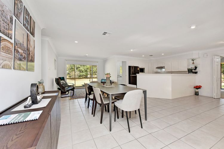 Home Among the Gum Trees – Lovedale. Central to wineries and wedding venues