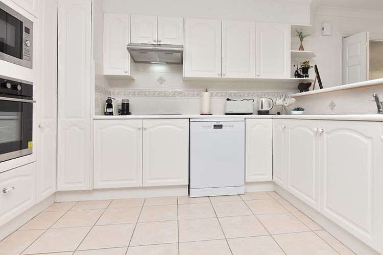 Home Among the Gum Trees – Lovedale. Central to wineries and wedding venues