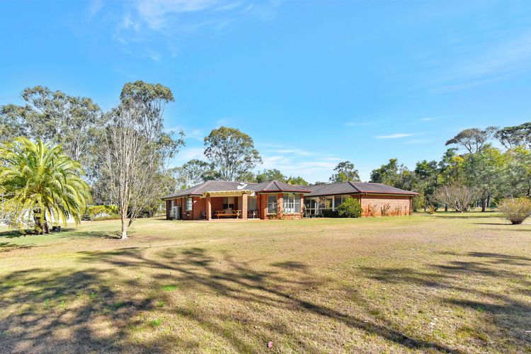 Home Among the Gum Trees – Lovedale. Central to wineries and wedding venues